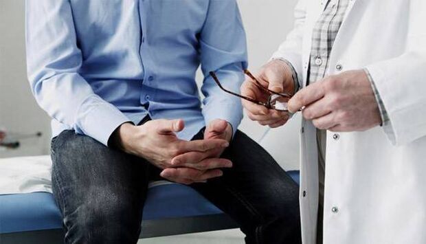 Le médecin donne des recommandations au patient atteint de prostatite