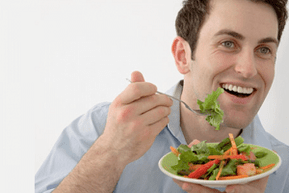 Manger de la salade de légumes tout en traitant la prostatite