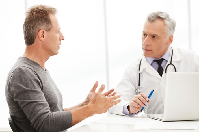 Homme atteint de prostatite chronique dans le cabinet du médecin